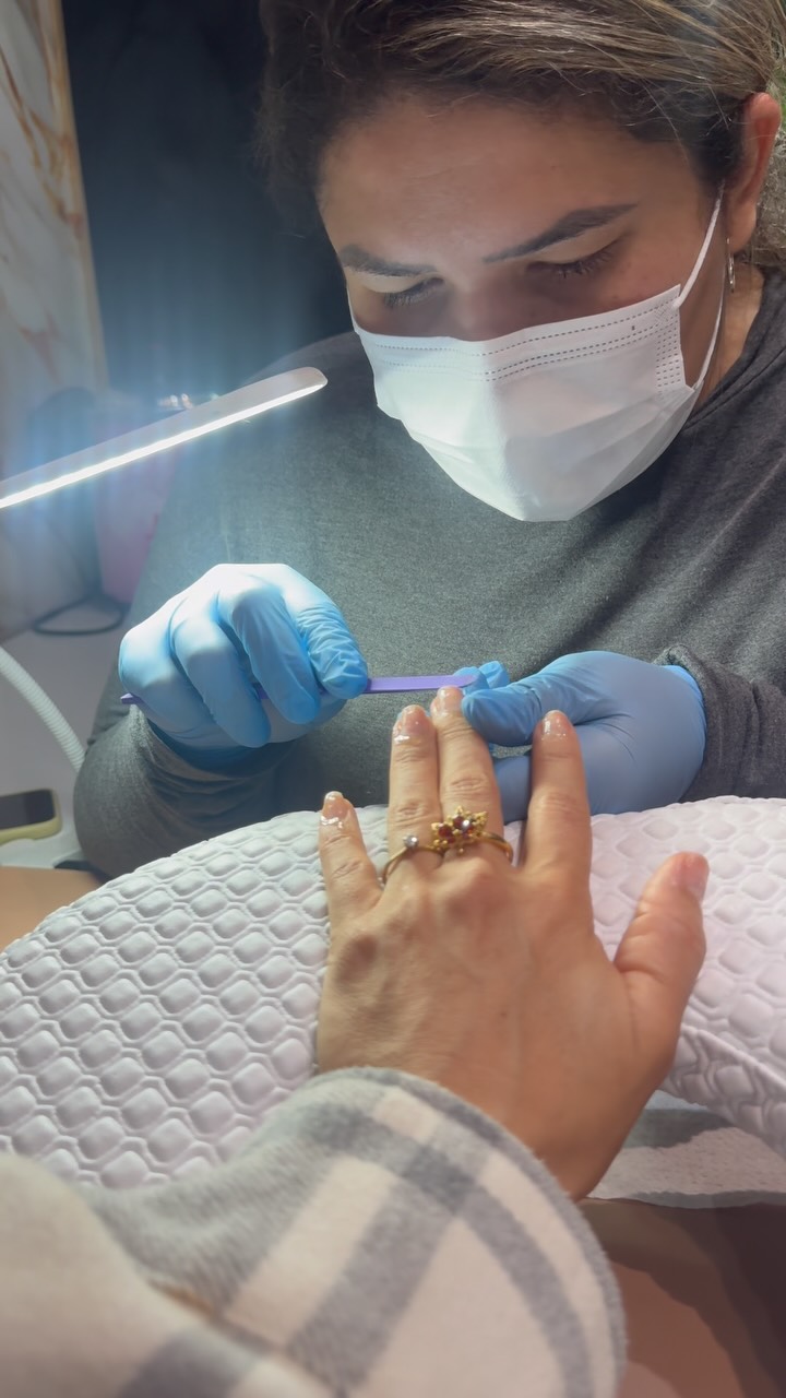Atendimento de esmalteria no estúdio